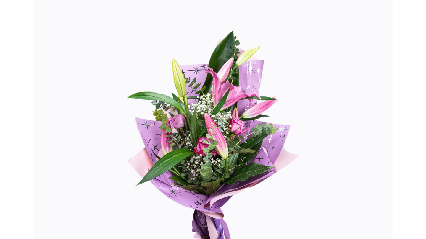 Orjentalni ljiljan i ruže u stepenastom buketu