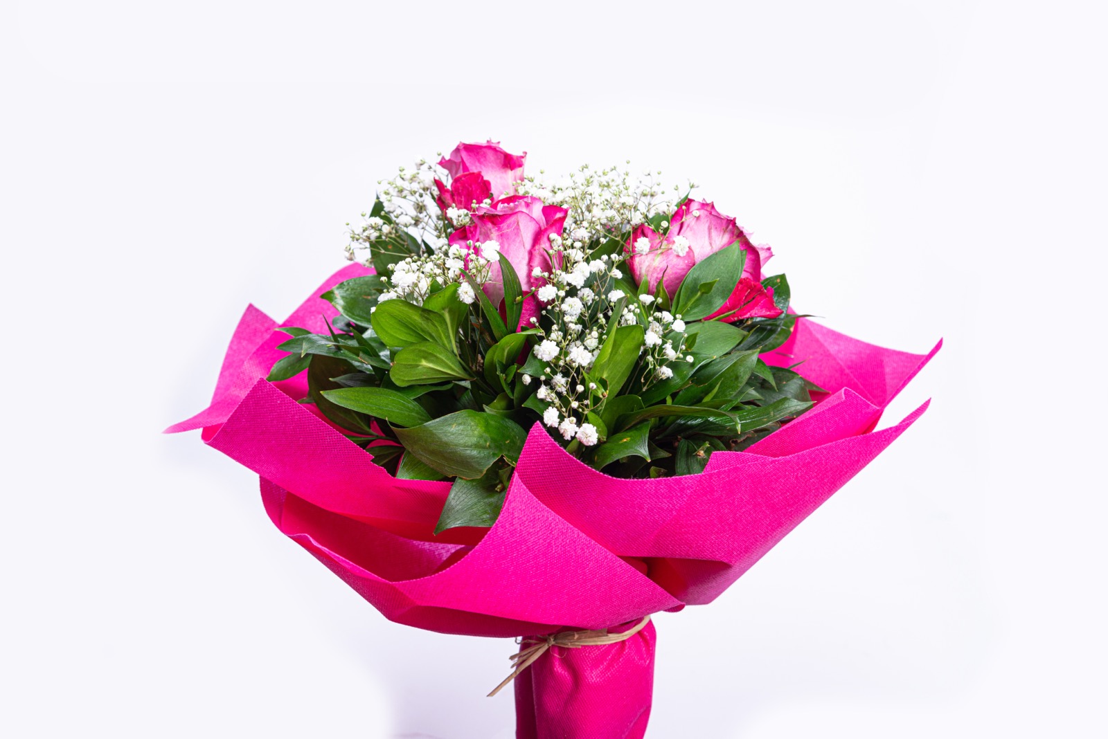 Tri roze ruže u buketu